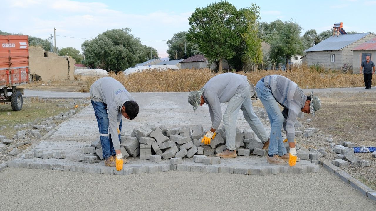 Ağrı’da Köy Yolları Kilit Parke Taşıyla Yenileniyor — Ziyaret Köyü'nde 10 Bin m² Tamamlandı