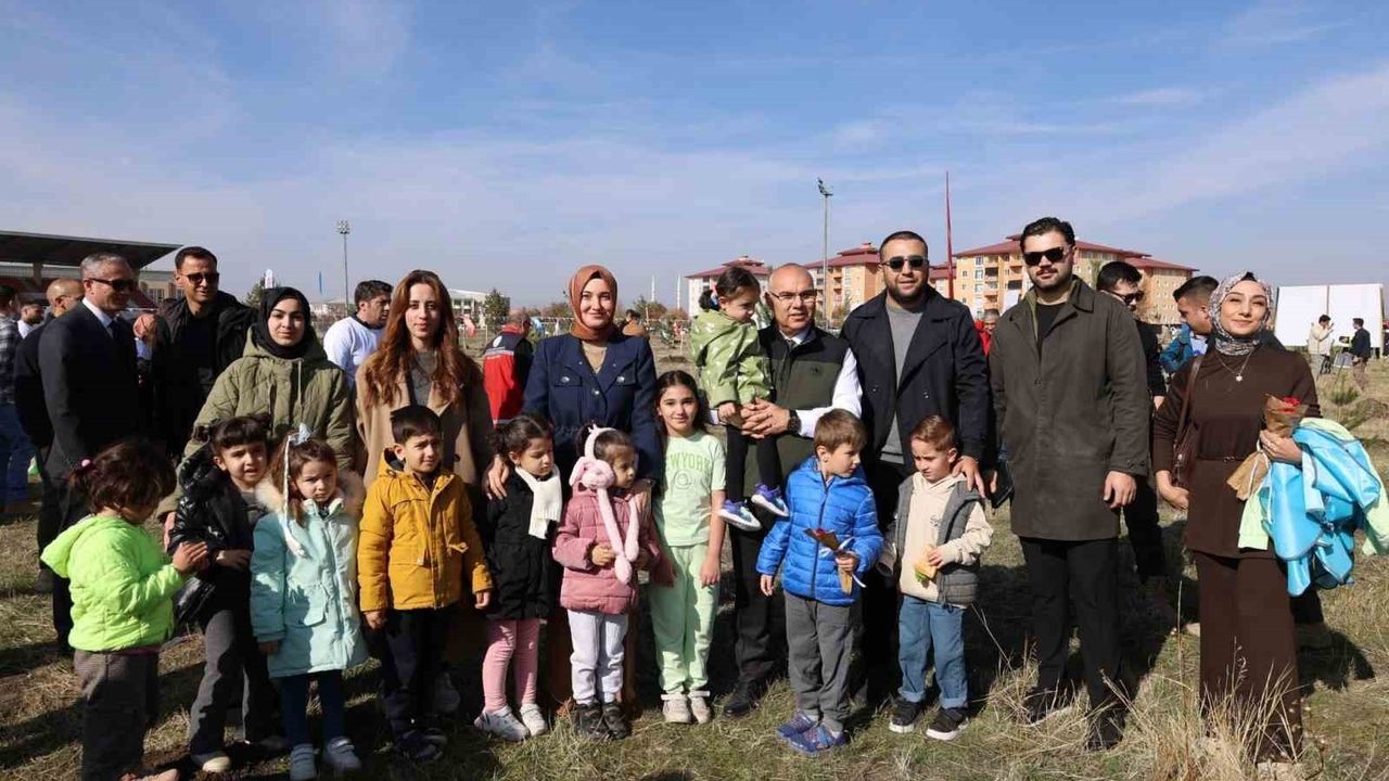Ağrı'da Minikler 'Milli Ağaçlandırma Günü'nde Fidan Dikti — Geleceğe Nefes
