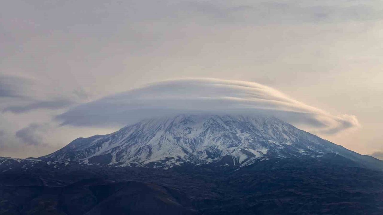 Ağrı Dağı'nda Nadir Mercek Bulutu Görsel Şölen Yarattı