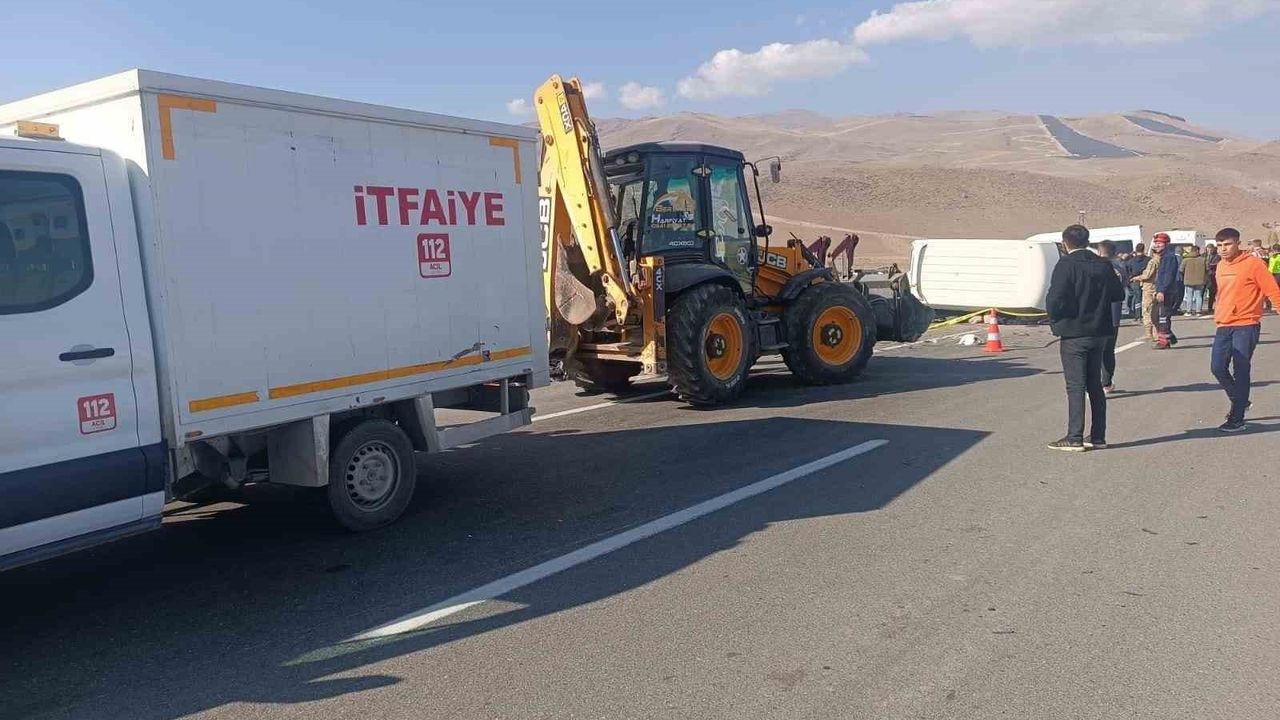 Ağrı Doğubayazıt’ta Otomobil-Minibüs Çarpıştı: 1 Ölü, 2 Ağır Yaralı