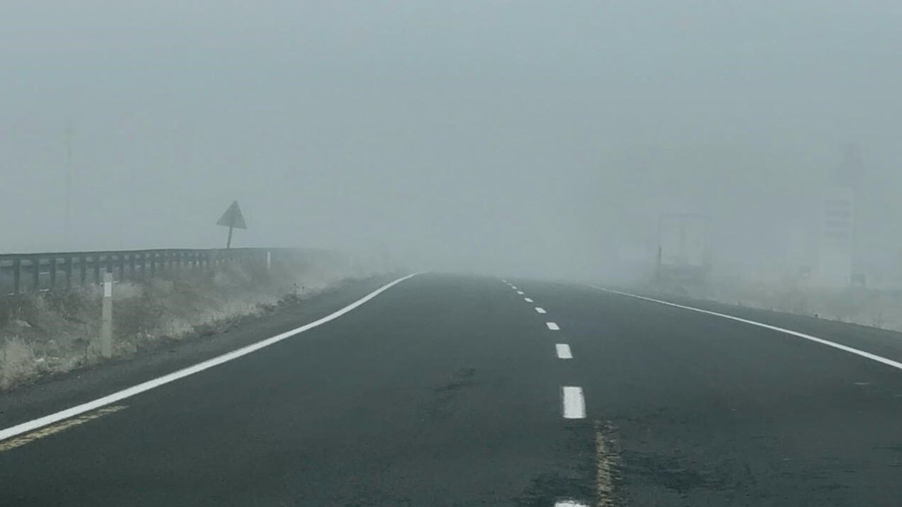 Ağrı Patnos'ta Yoğun Sis Ulaşımı Olumsuz Etkiledi — Görüş 5 Metreye Düştü