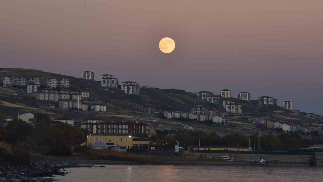 Ahlat'ta "Kunduz Süper Ay" Van Gölü'nde Yakamoz Şöleni