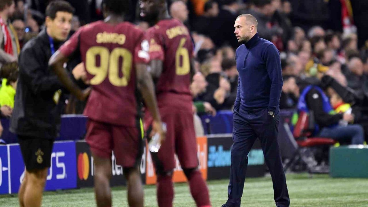 Ajax, John Heitinga'yı Galatasaray 3-0 Mağlubiyeti Sonrası Görevden Aldı