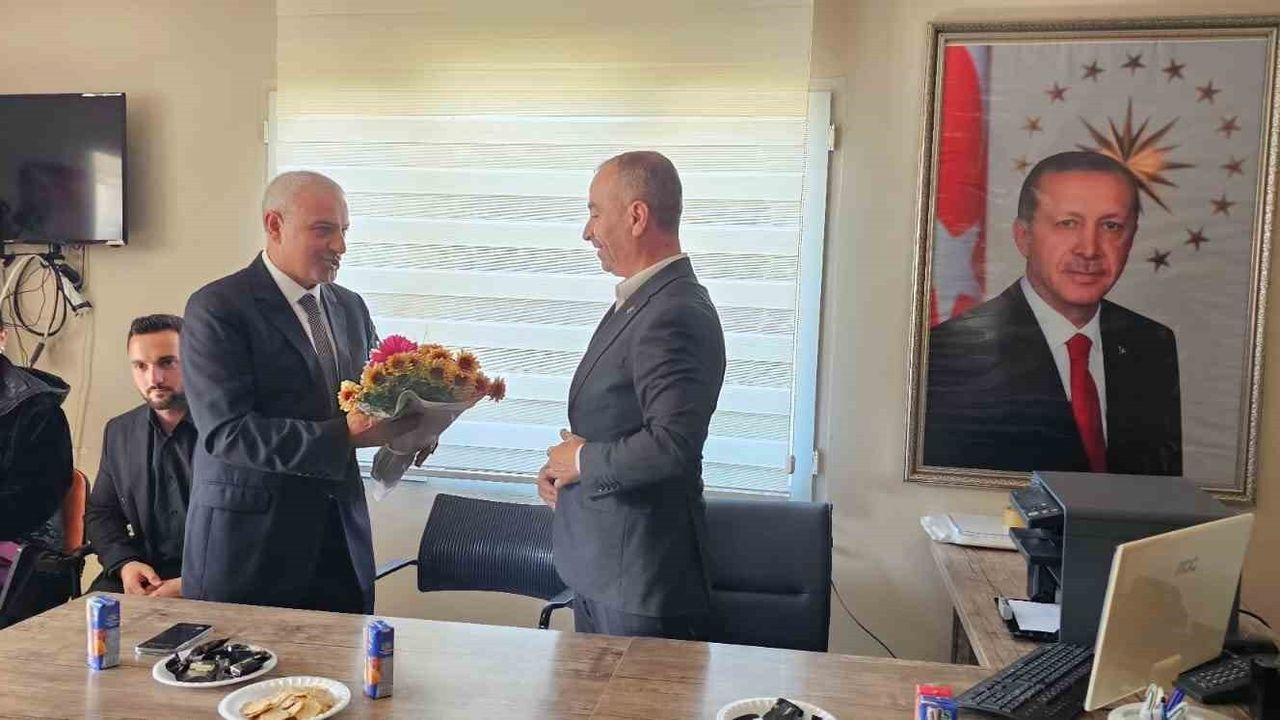 AK Parti Dikili İlçe Teşkilatı'nda Devir Teslim: Mehmet Akif Güveli Başkanlığa Geldi