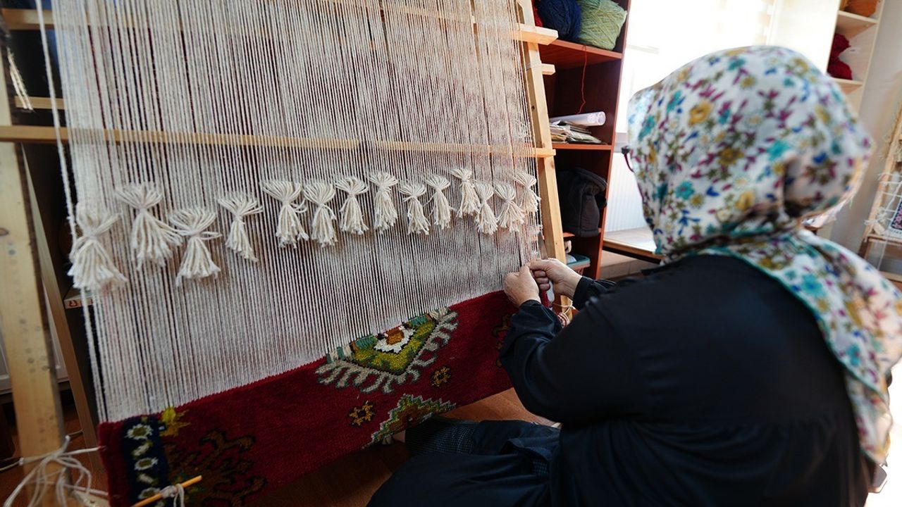 Akçaabat'ta Halı ve Kilim Kursu: Kadınlar Geleneksel Sanatı Gelire Dönüştürüyor