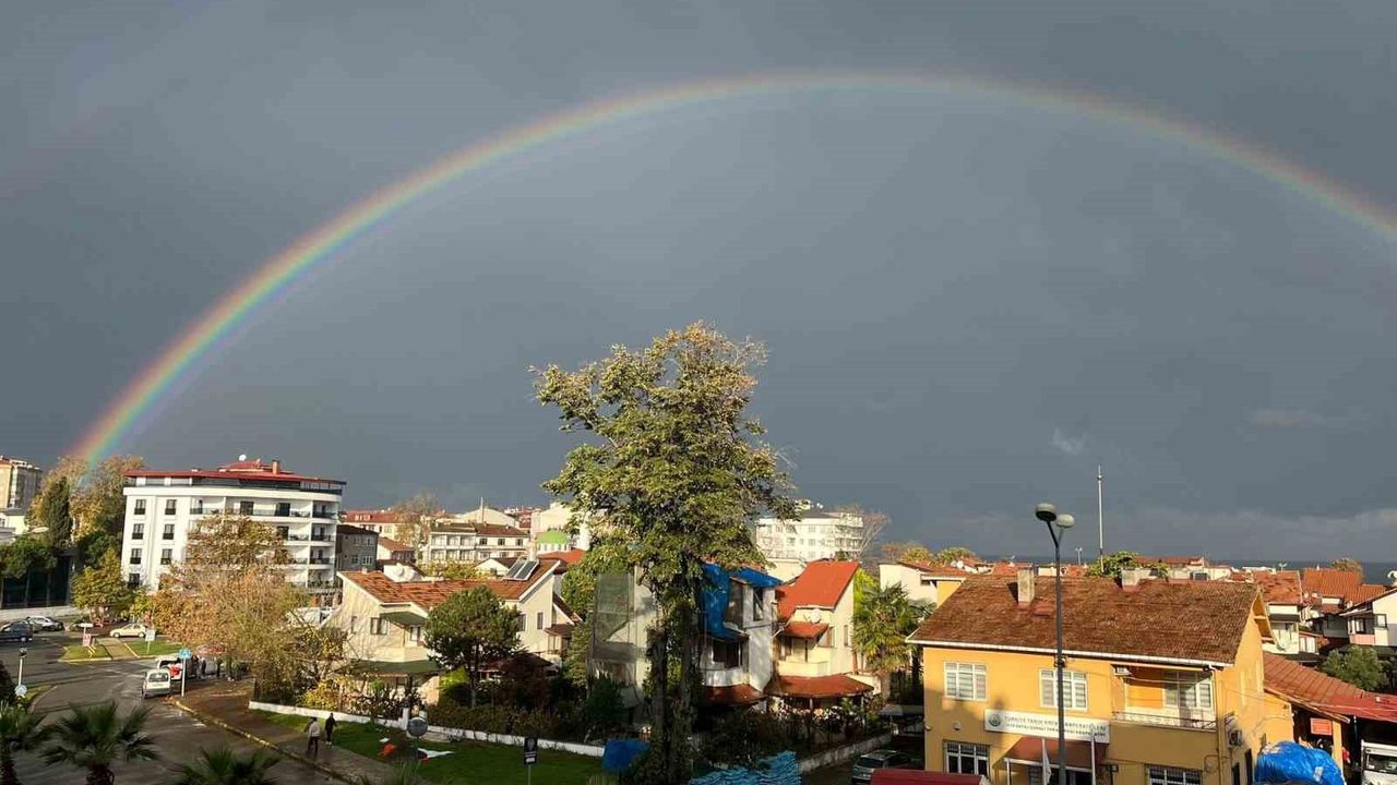 Akçakoca'da Yağmur Sonrası Gökkuşağı Görsel Şölen Yarattı
