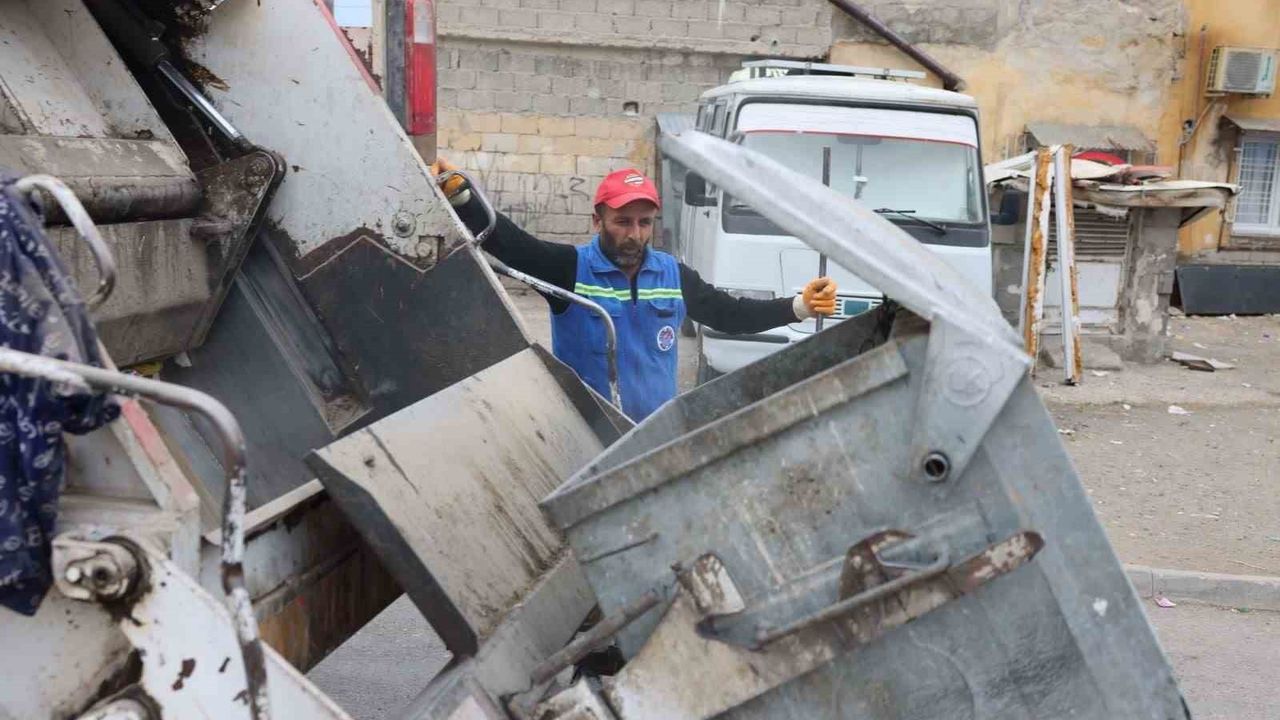 Akdeniz’de Çöp Konteynerleri Periyodik Olarak Yıkanıp Dezenfekte Ediliyor