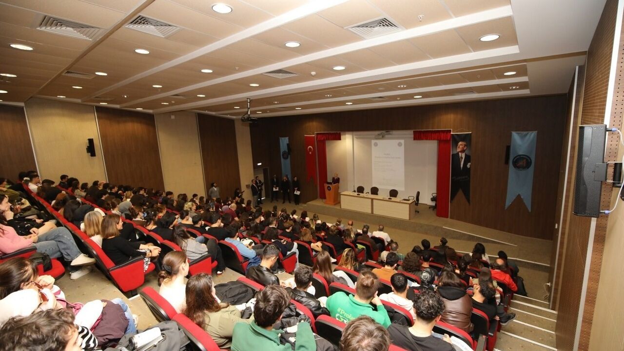 Akdeniz Üniversitesi'nde Boşanma ve Kadına Karşı Şiddet Paneli