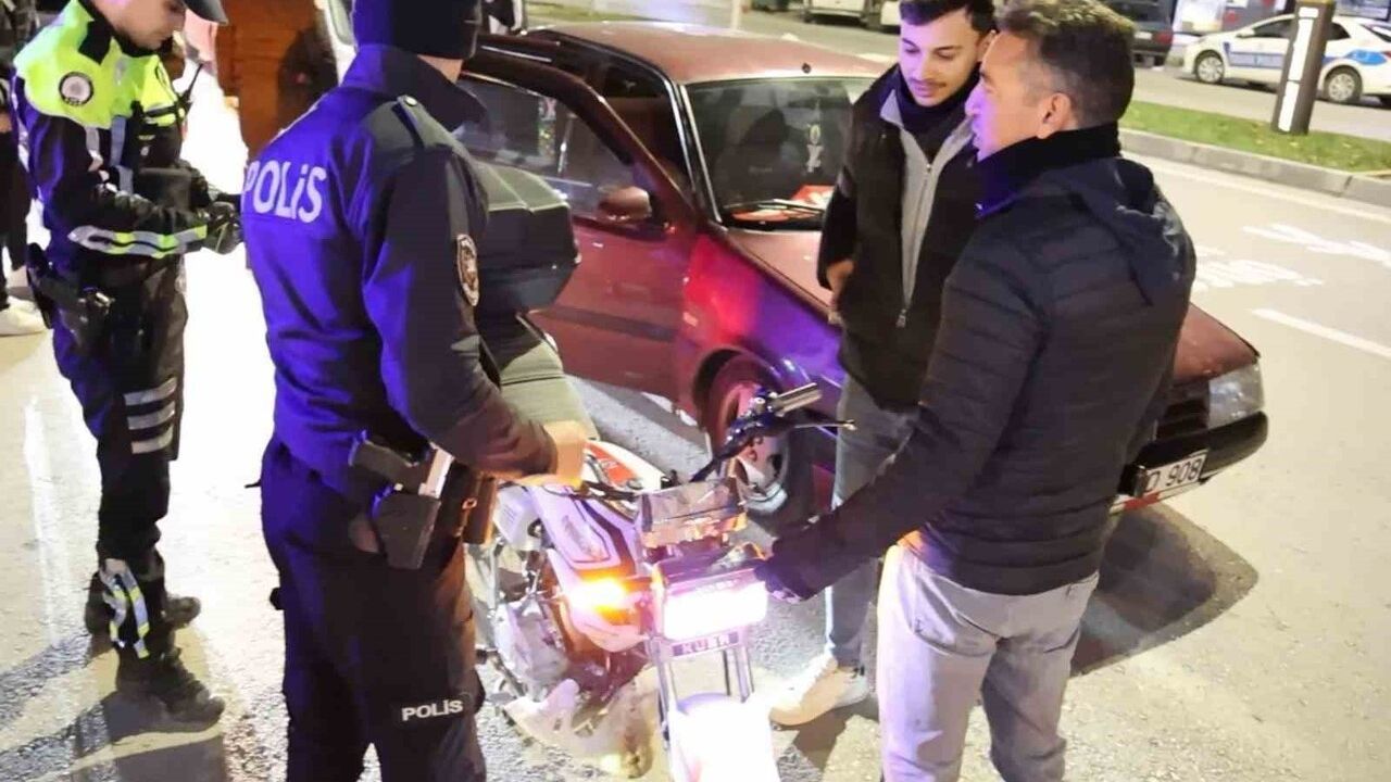 Aksaray’da abartı egzoz ve standart dışı ışık takan motosiklete 13 bin 776 TL ceza