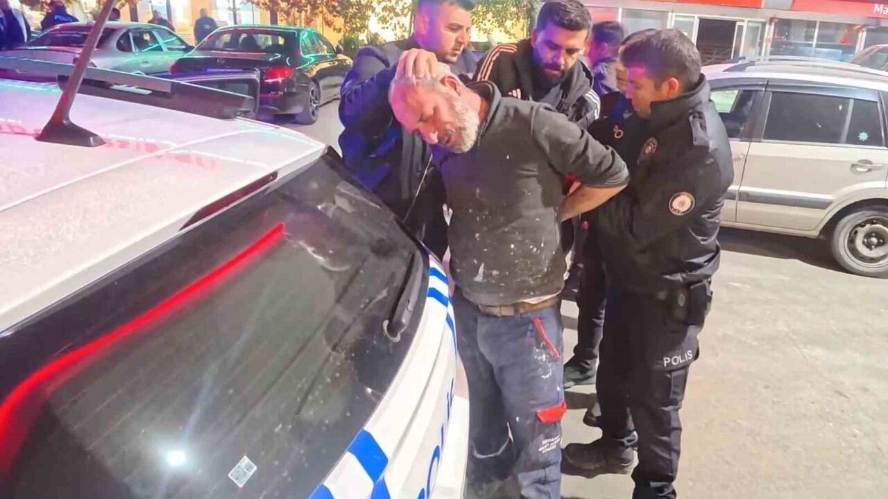 Aksaray'da bıçaklı arbede: 2 alkollü şahıs biber gazıyla gözaltına alındı