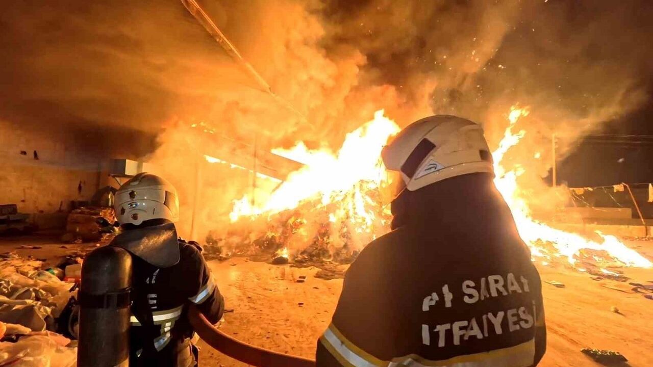 Aksaray'da Geri Dönüşüm Tesisi Kundaklandı: Balyalar Alev Alev Yandı