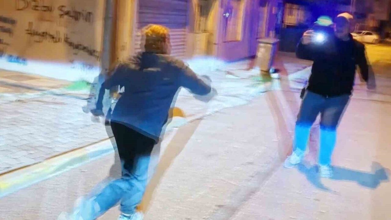 Aksaray’da kaçak sürücü krizinde sahte plan bozuldu; yakınları gazetecilere saldırdı