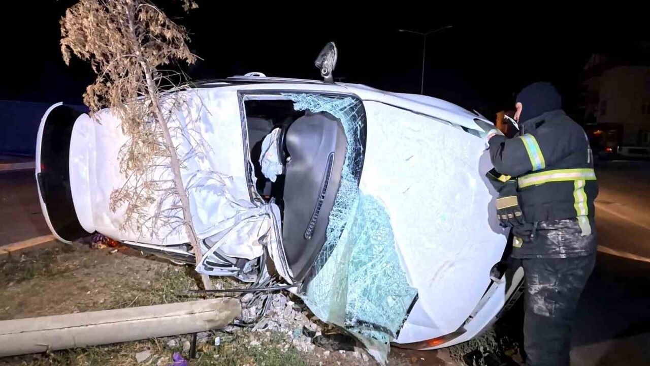 Aksaray'da Kontrolden Çıkan Otomobil Ağacı ve Direği Devirdi: 2 Yaralı