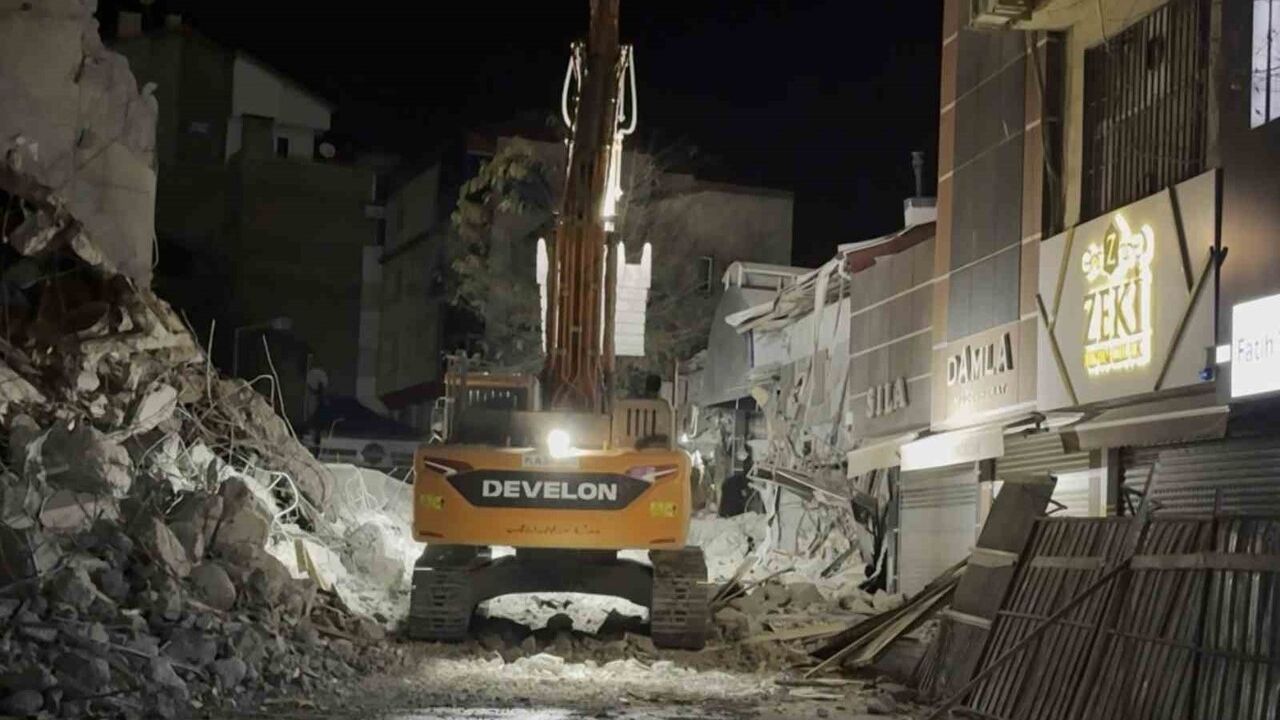 Aksaray'da Kontrolsüz Yıkım: Eski TEDAŞ İş Merkezi'nden Düşen Moloz 3 Dükkanı Zarar Verdi