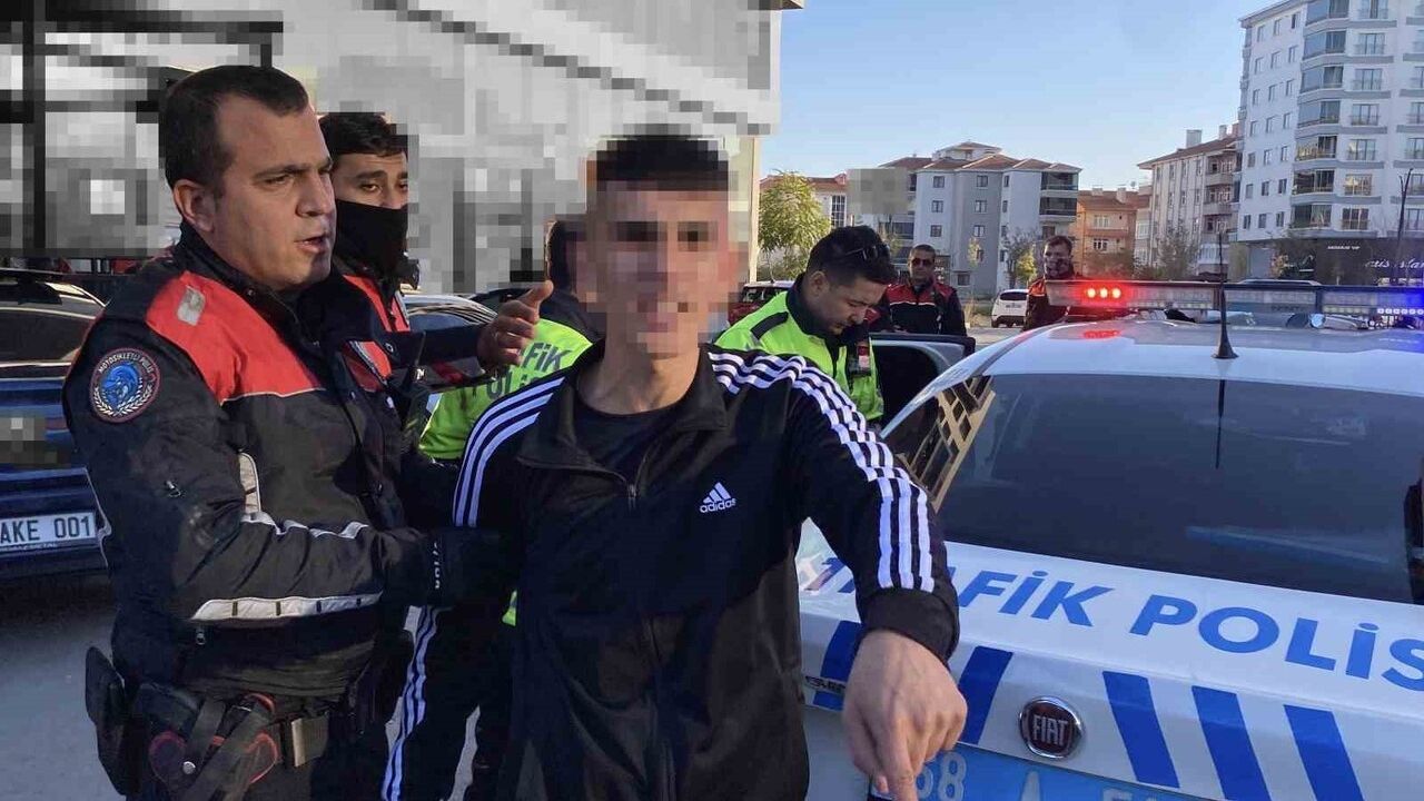 Aksaray'da Ön Plakasız Aracıyla Kaçan Sürücü Kahvede Polis Tarafından Yakalandı