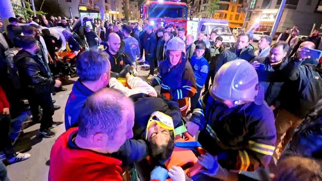 Aksaray'da otomobil elektrik direğine saplandı: 2 ağır yaralı