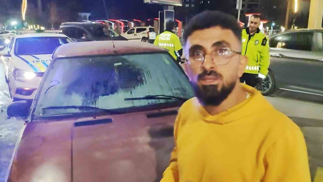 Aksaray’da Seyir Halindeyken Yanan Otomobil Esnafın Müdahalesiyle Söndü