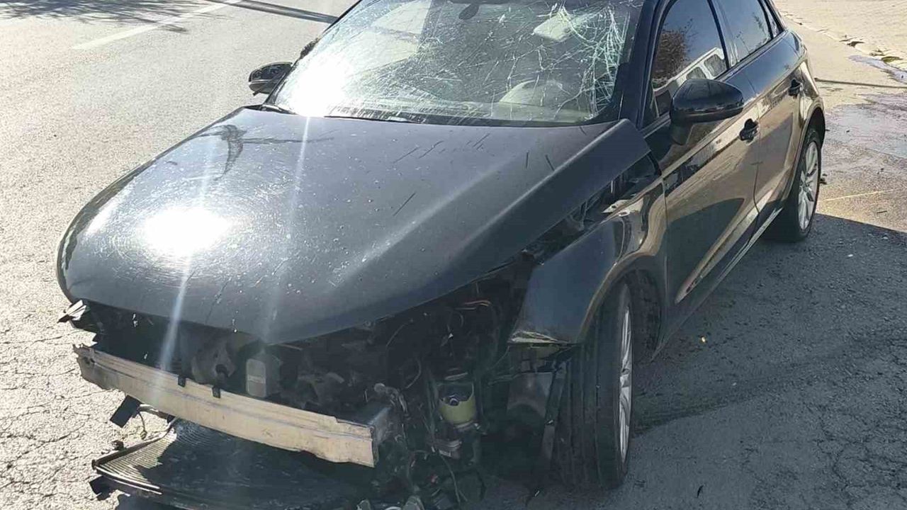 Aksaray'da Yayayı Kurtarmaya Çalışan Sürücü Parktaki Araçlara Çarptı: 2 Yaralı