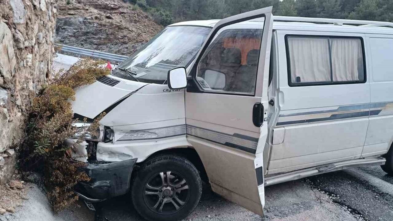 Akseki'de İstinat Duvarına Çarpan Araç: Sürücü Hafif Yaralandı