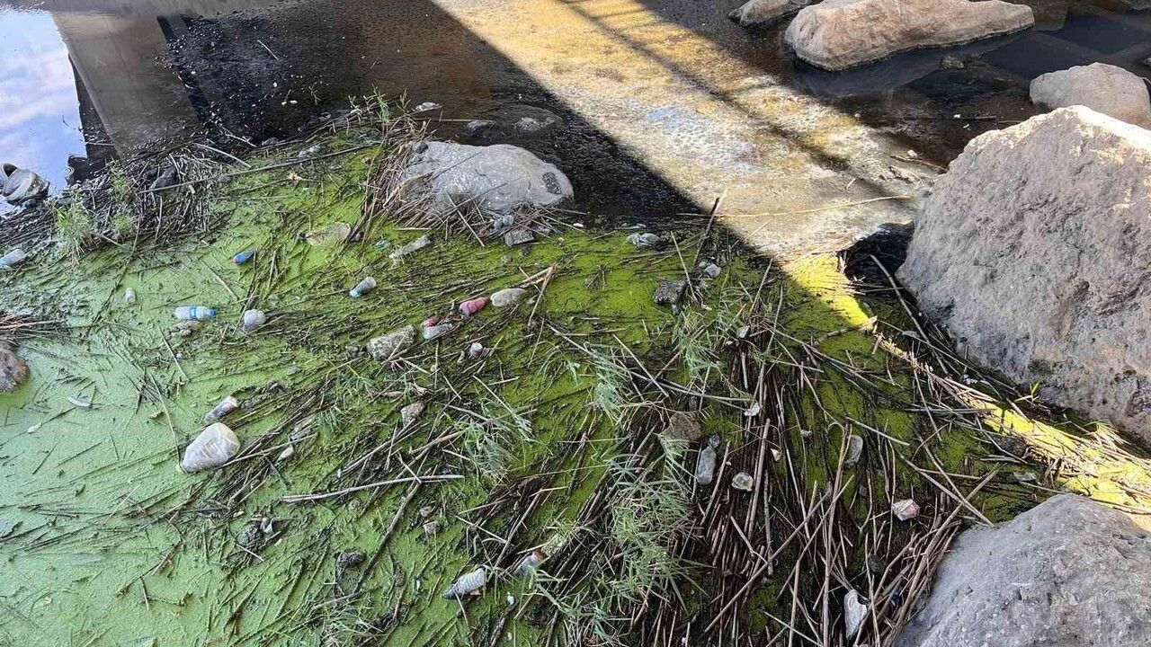 Aksu Çayı’nda kirlilik alarmı: Fabrika atıkları Sır Barajı’na ulaştı