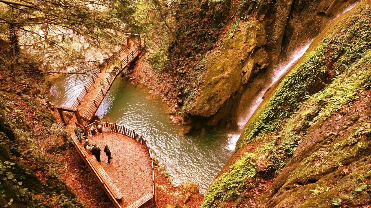 Aktaş Şelalesi Sonbaharın Renkleriyle Ziyaretçilerini Büyülüyor