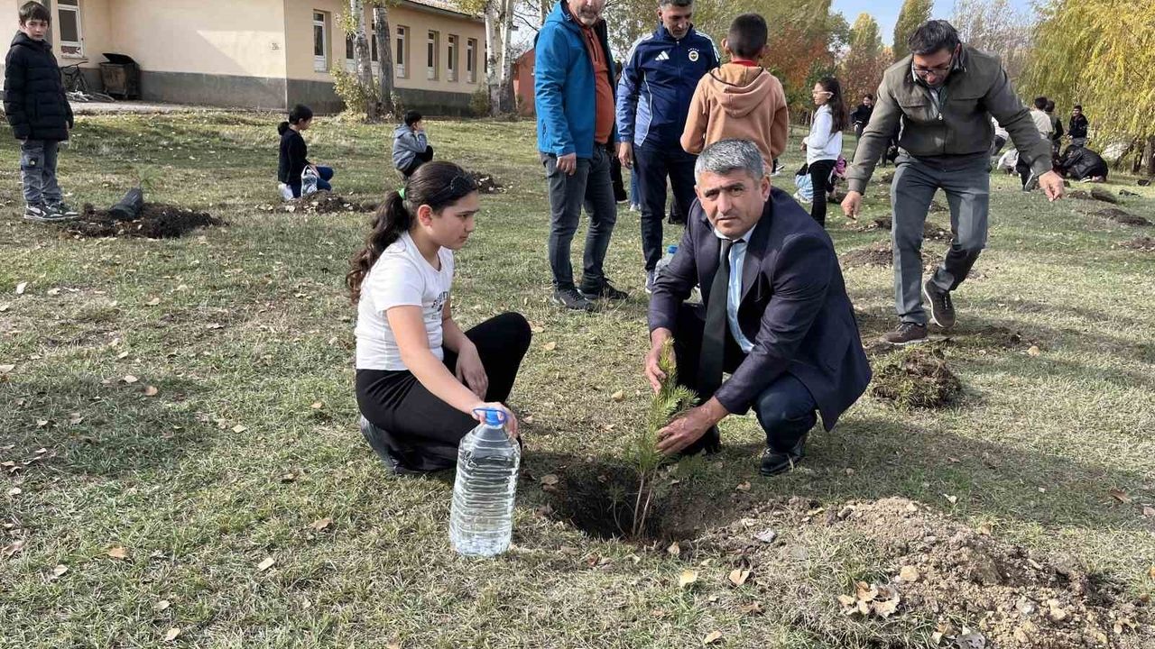 Akyaka'da 11 Kasım: Yaklaşık 500 Fidan Toprakla Buluştu
