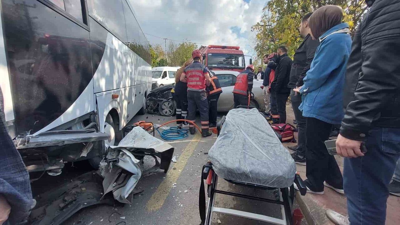 Akyazı'da servis midibüsü otomobille kafa kafaya çarpıştı: 1 yaralı