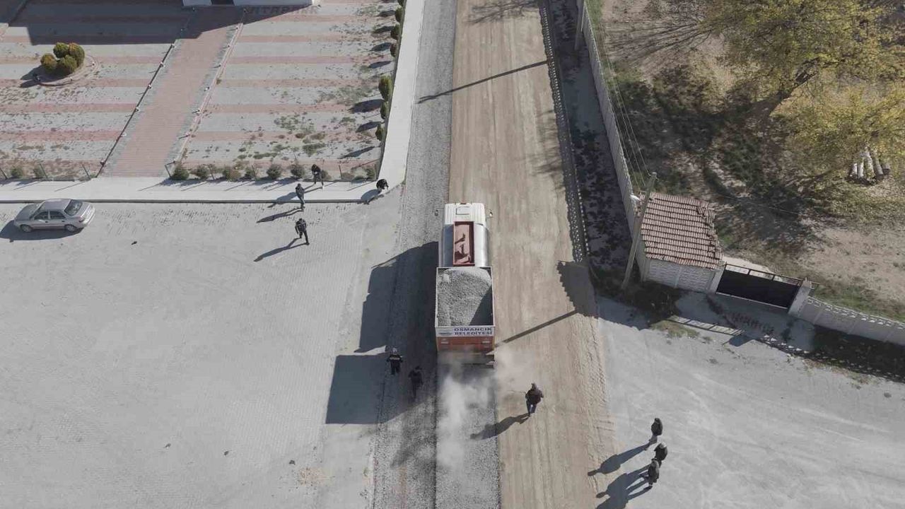 Alaca'da asfalt seferberliği ve 1.200 metrelik kanal çalışması