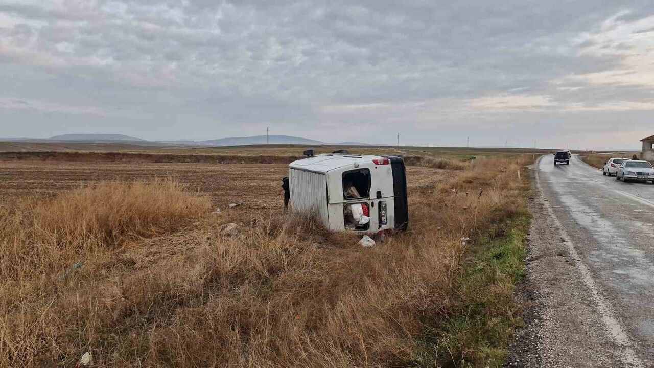 Alaca'da Minibüs Tarlaya Devrildi: 3 Yaralı