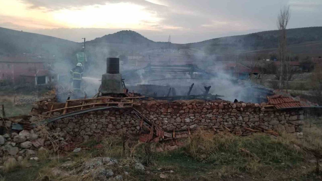 Alaca'da tandır yangını: Eski kıyafetler çatıyı tutuşturdu
