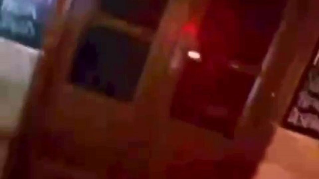 Alaçatı'da Eğlence Mekanına Silahlı Saldırı: 1 Gözaltı, Arama Sürüyor