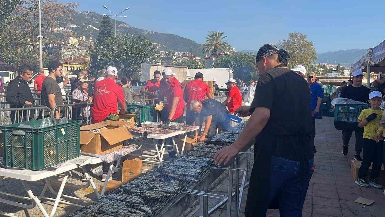 Alanya 3. Hamsi Festivali başladı — 7 ton hamsi ücretsiz dağıtılacak