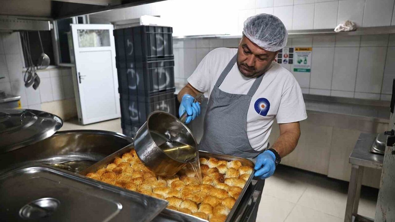 Alanya Aşevi günde 2 öğün, 209 haneye sıcak yemek desteği
