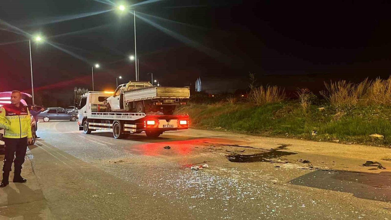 Alanya'da Kafa Kafaya Kaza: 2 Yaralı, Kaza Anı Kamerada