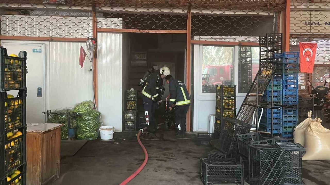 Alanya'da Sebze ve Meyve Deposunda Yangın — İtfaiye Müdahalesiyle Söndürüldü