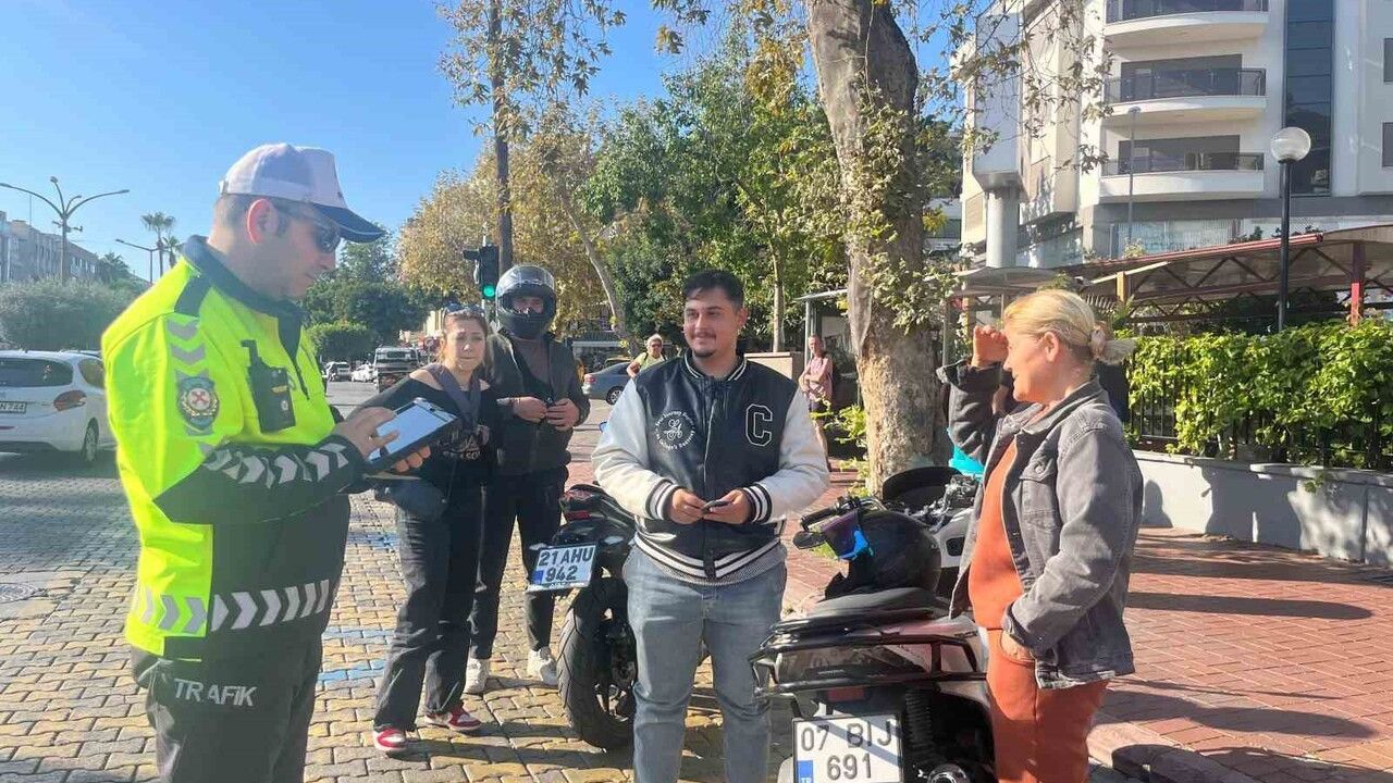 Alanya'da Ücretsiz Kask Dağıtımıyla Trafik Güvenliği Vurgulandı