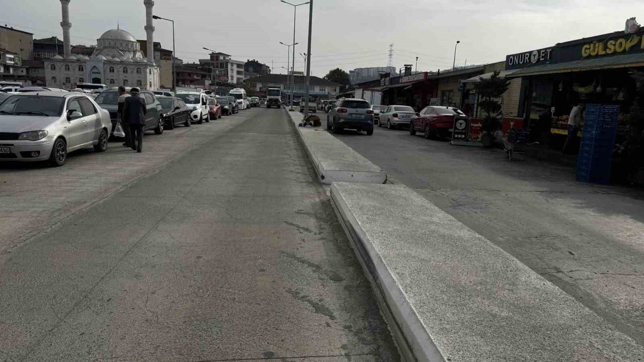 Alaplı’da Ağır Tonajlı Kamyonlar Yolda Çatlak Oluşturdu