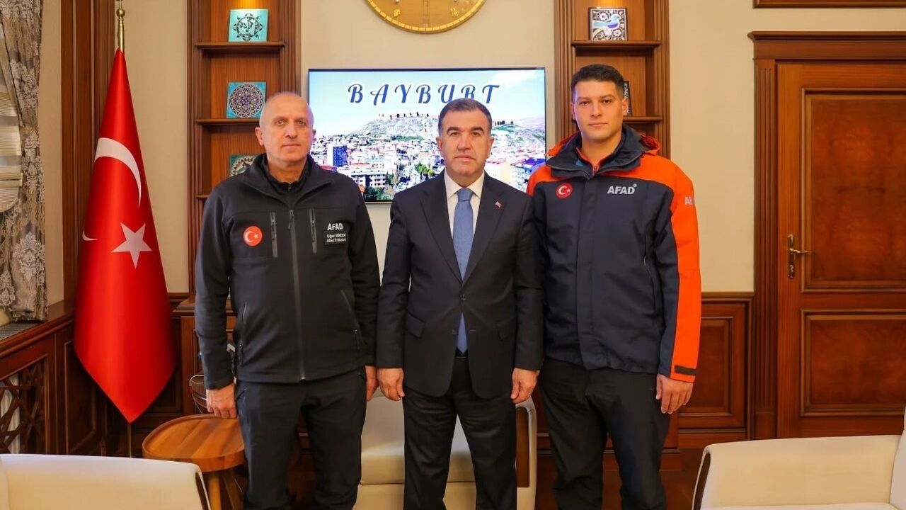 Alev Alan Araçtan 5 Kişiyi Kurtardı — AFAD Görevlisine Başarı Belgesi