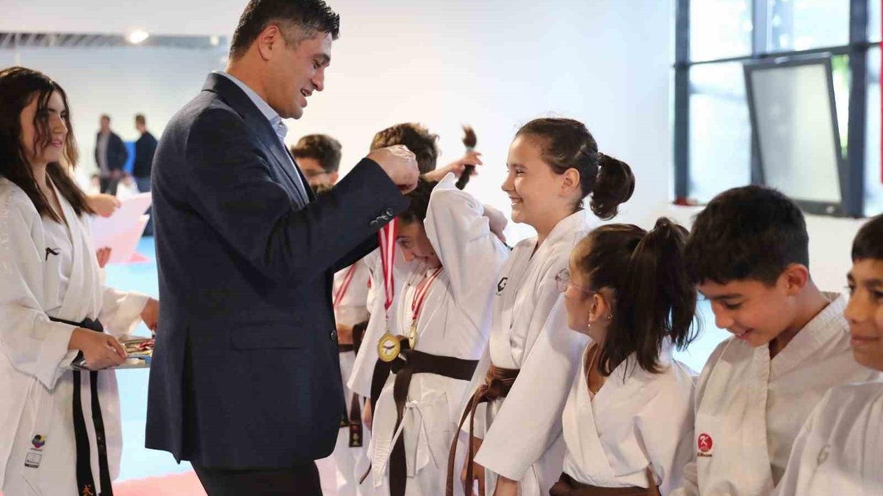 Aliağa Belediyesi Karate Kursu'nda 75 Sporcu Yeni Kuşaklarına Kavuştu