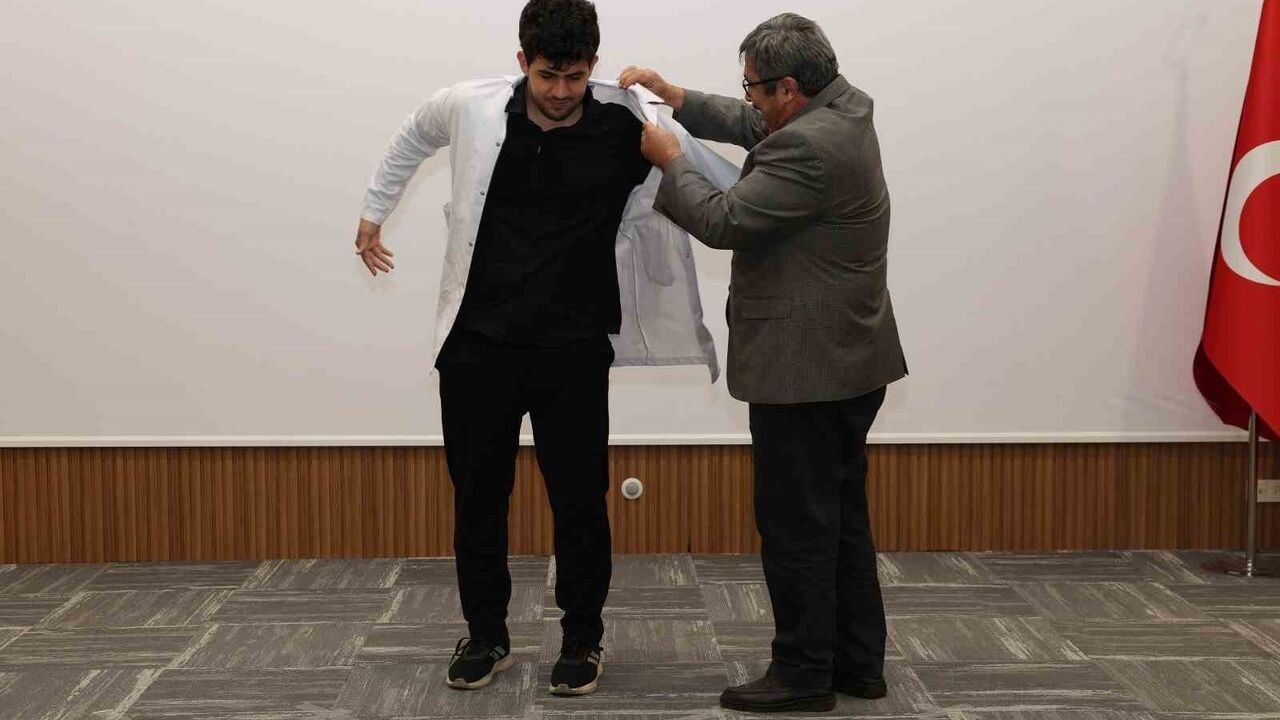 ALKÜ Diş Hekimliği'nde Beyaz Önlük Giyme Töreni — 2025-2026 Öğrencileri Mesleğe İlk Adımı Attı