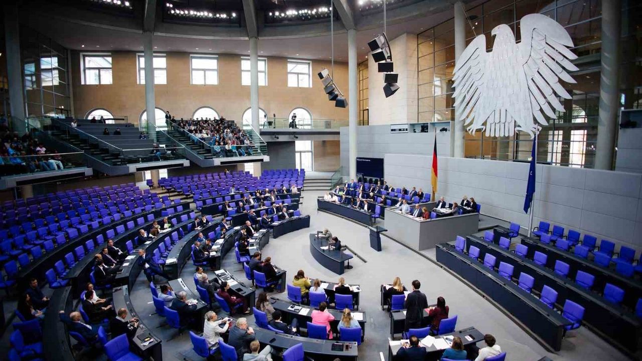 Alman Federal Meclisi'nde Şüpheli USB Alarmı: Milletvekilleri Uyarıldı