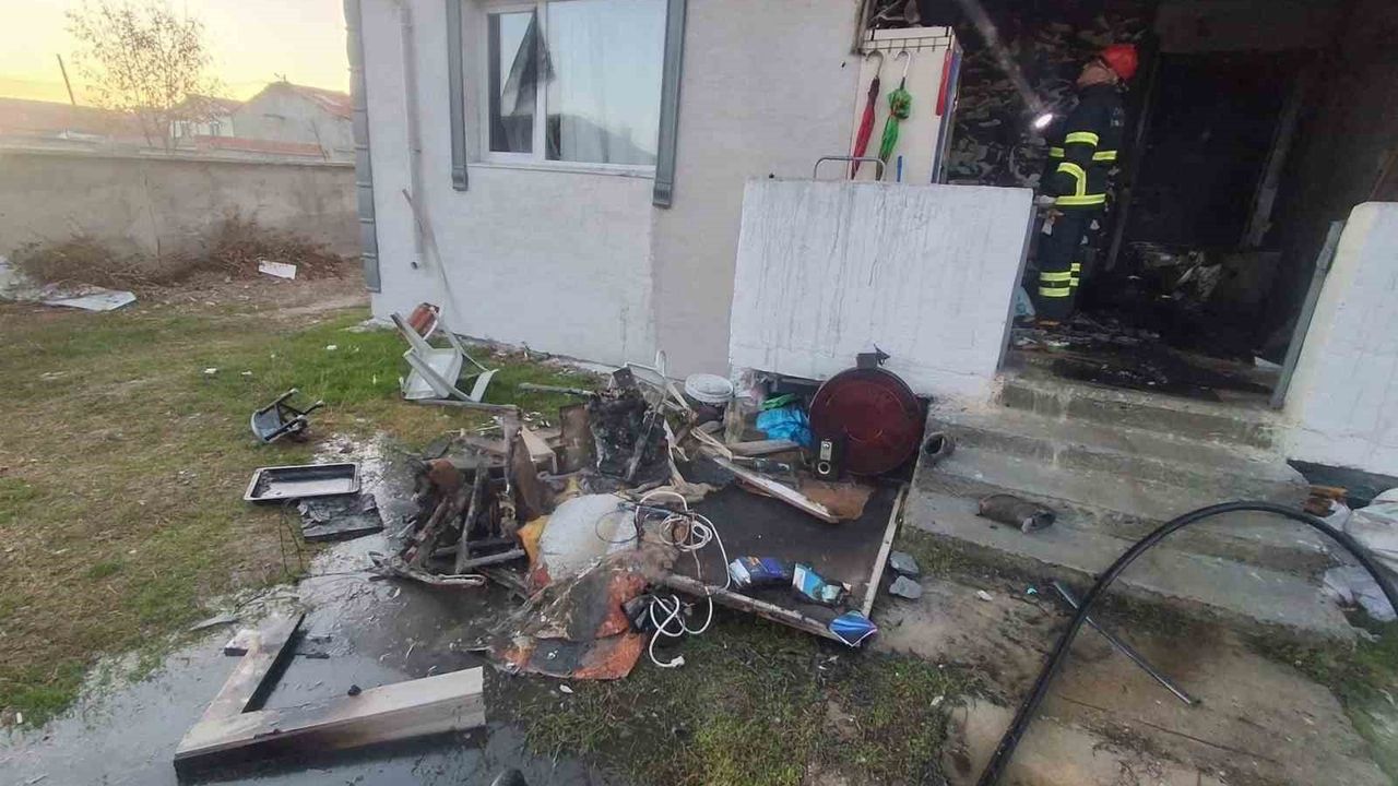 Altıntaş Zafertepeçalköy’de Ev Yangını Söndürüldü