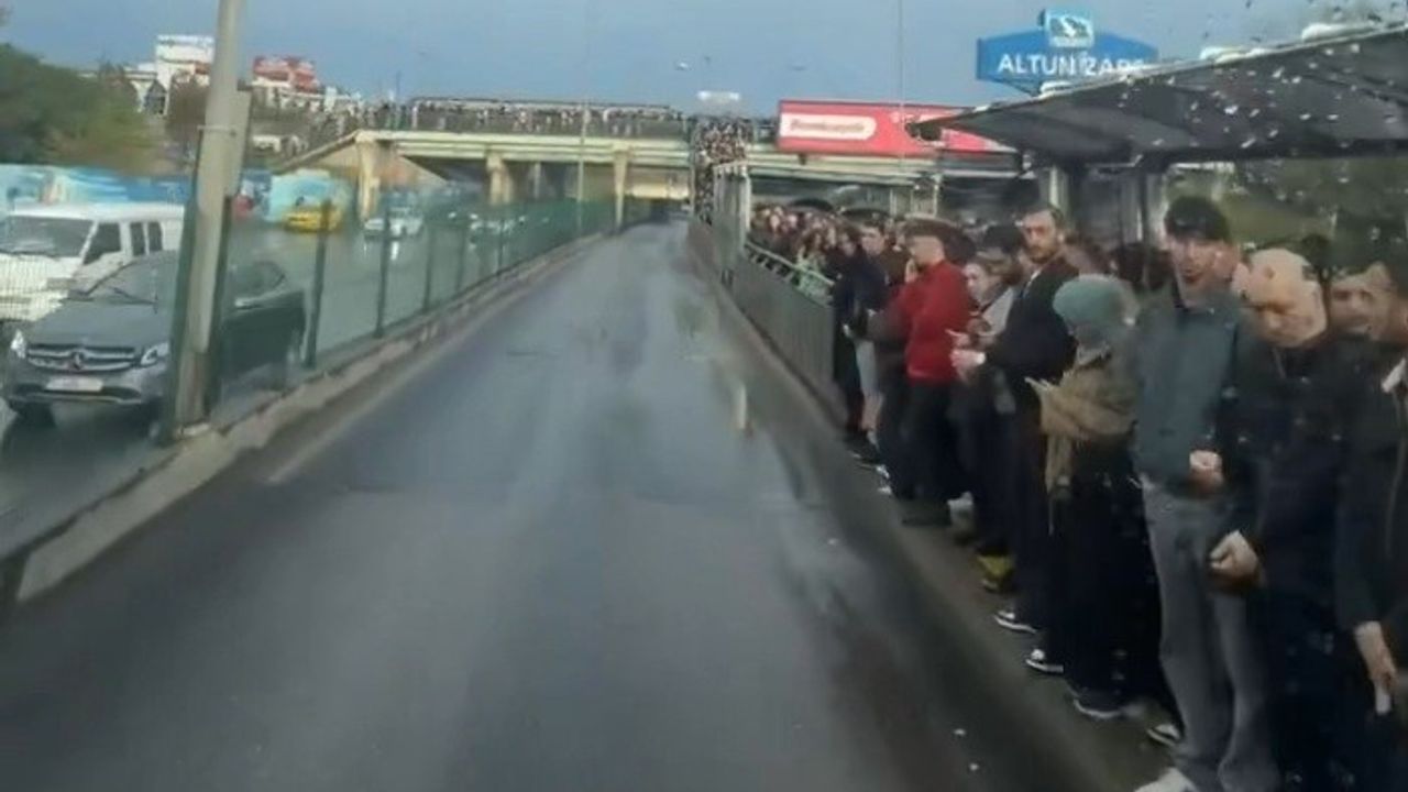 Altunizade'de Metrobüs Aksaklığı: Yolcular Yağmur …
