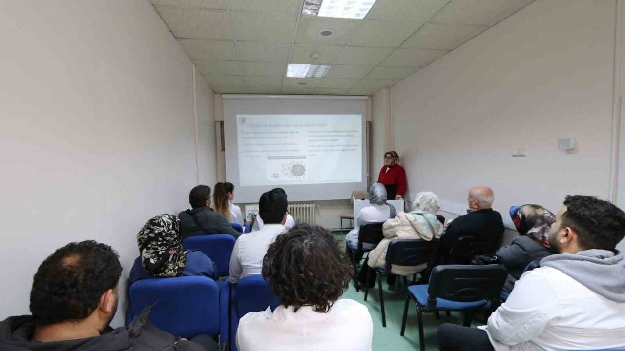 Amasya'da Diyabet Okulu: Sabuncuoğlu Şerefeddin Hastanesi'nde Yoğun Katılım
