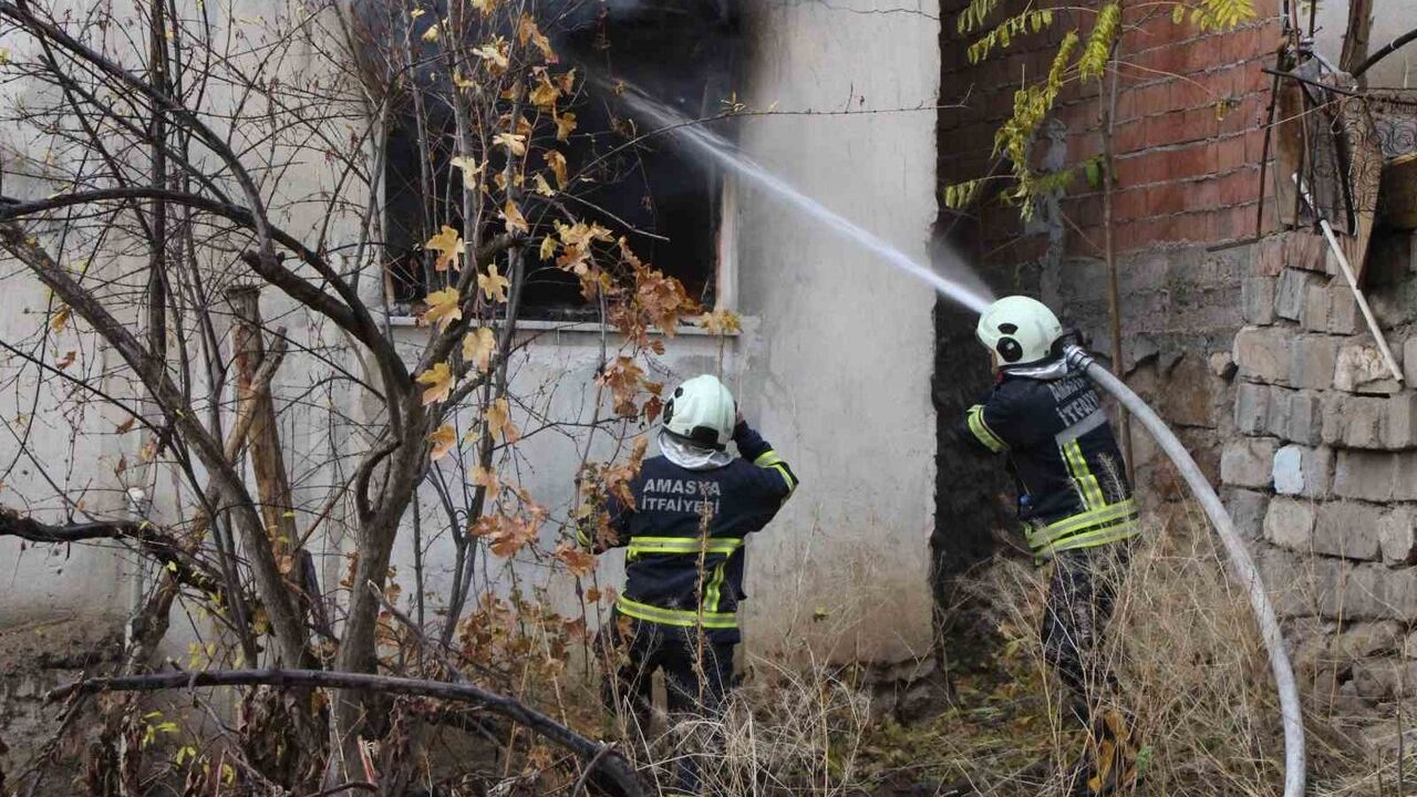 Amasya'da İki Katlı Evde Yangın: Yaşlı Kadın Gözyaşlarıyla İzledi