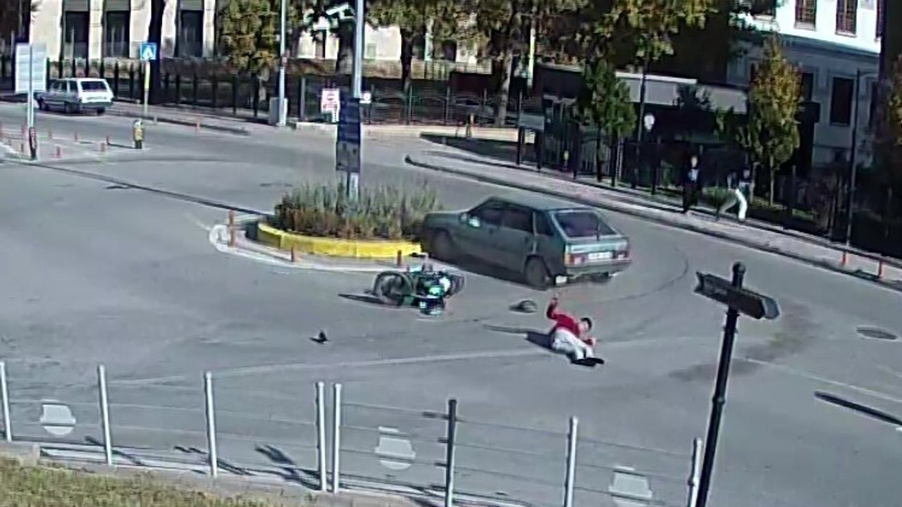 Amasya'da Motosiklet Havada Takla Attı: Sürücü Ayakkabılarını Giydi