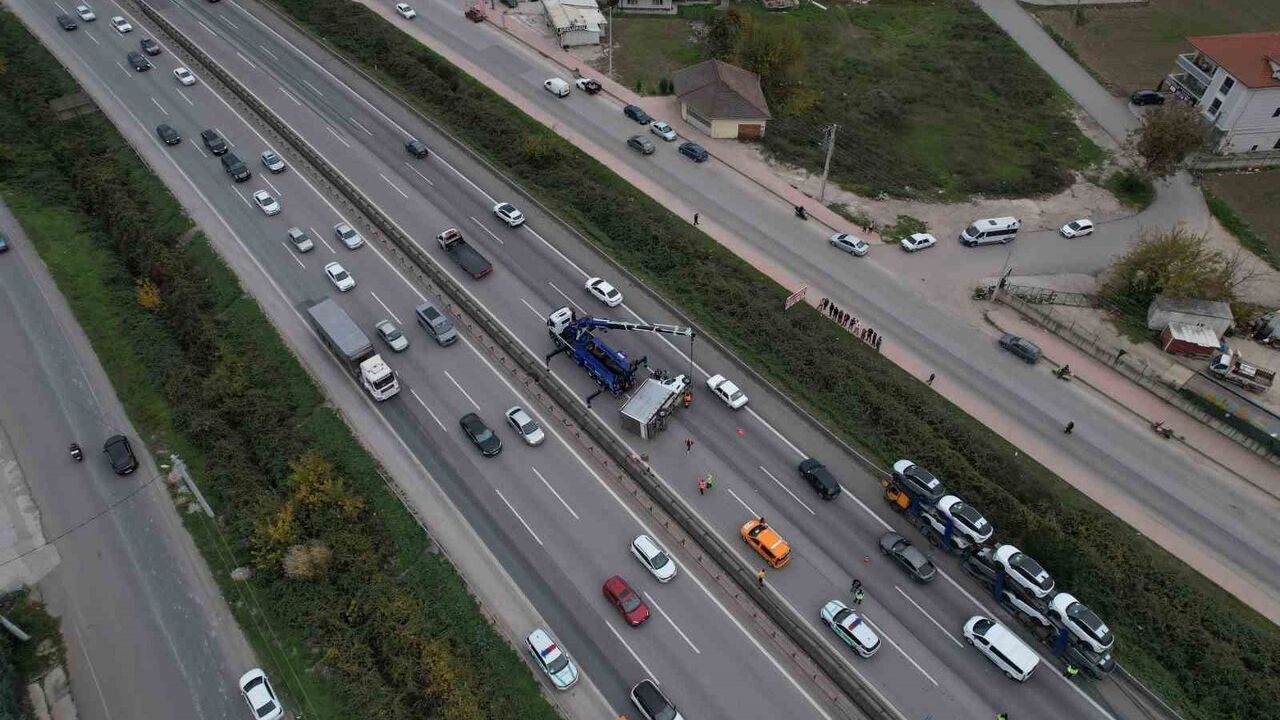 Anadolu Otoyolu Sakarya'da Nakliyat Kamyoneti Devrildi — Kilometrelerce Araç Kuyruğu