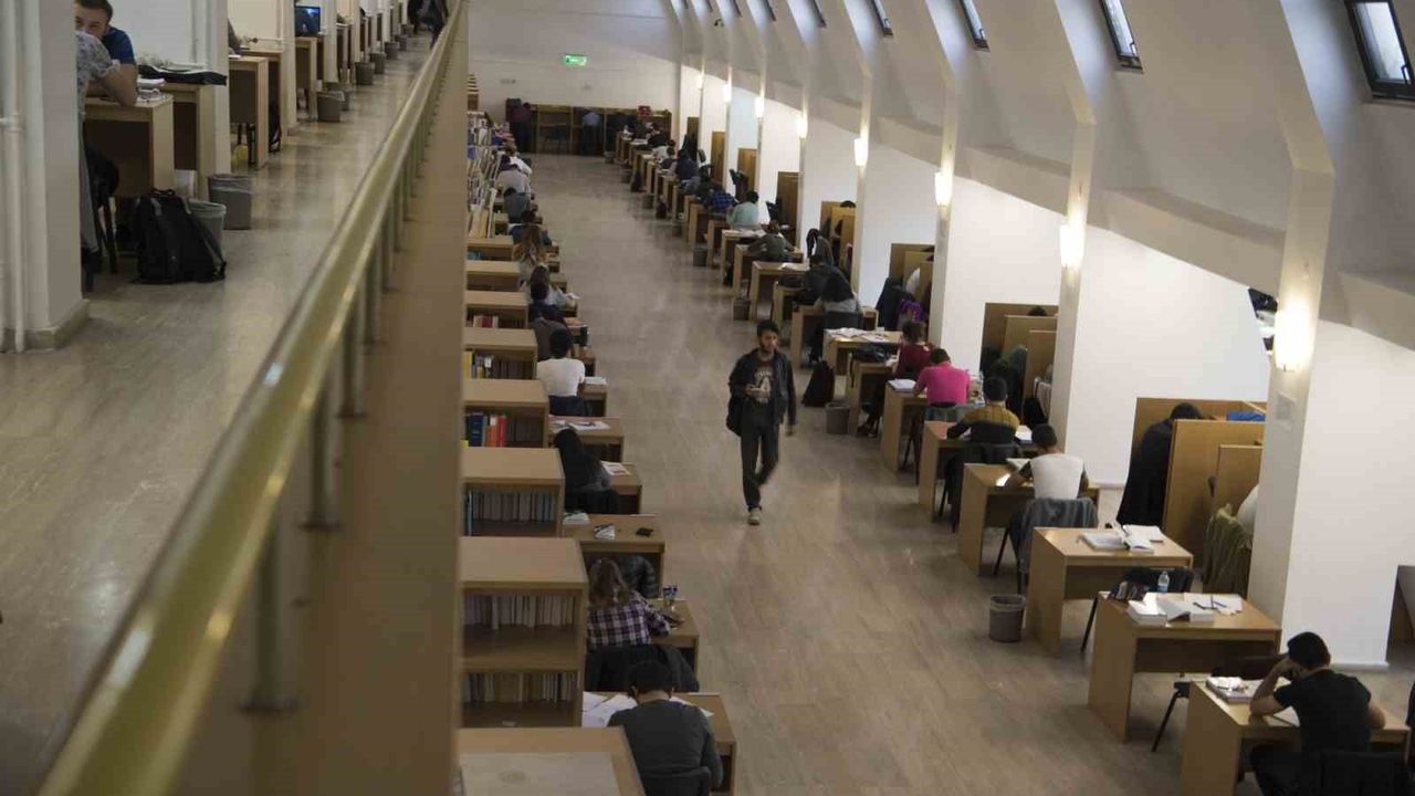 Anadolu Üniversitesi Kütüphanesi 7/24 Açık: 400 Bine Yakın Kitap ve Bin Kişilik Kapasite