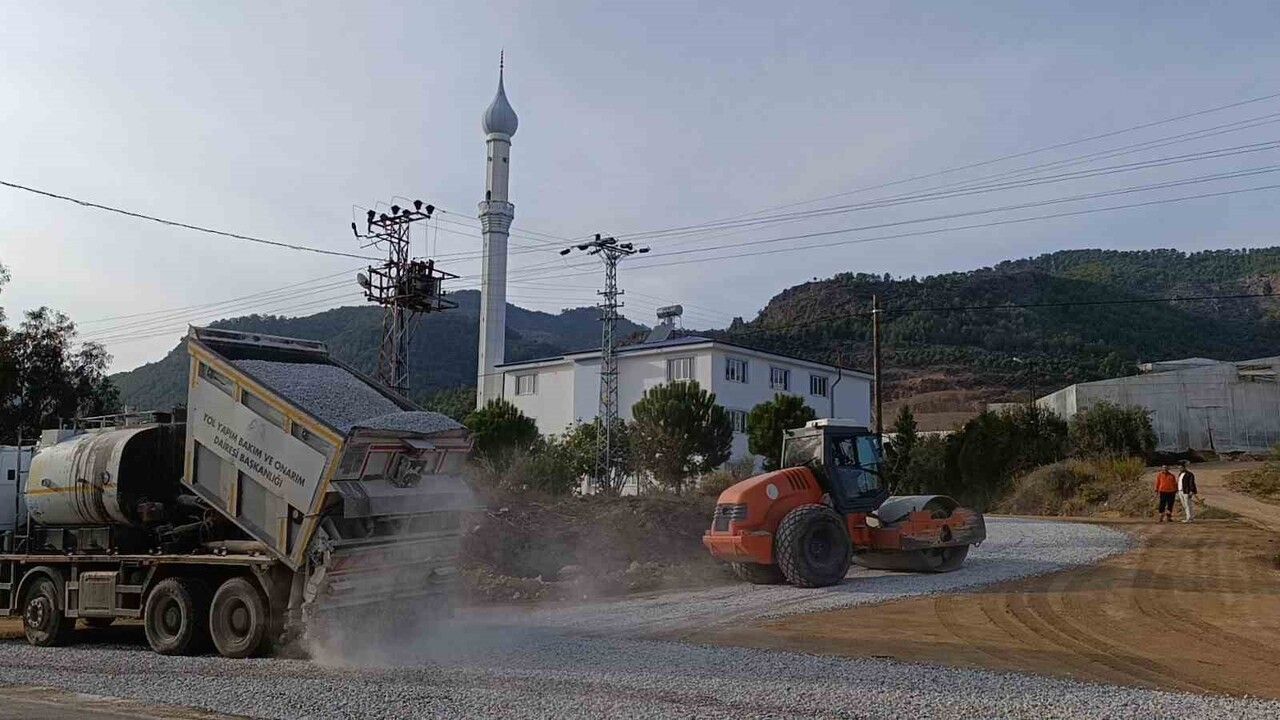 Anamur'da Hz. Osman Camii Çevresi Yenilendi, 11 km Yol Asfaltlandı