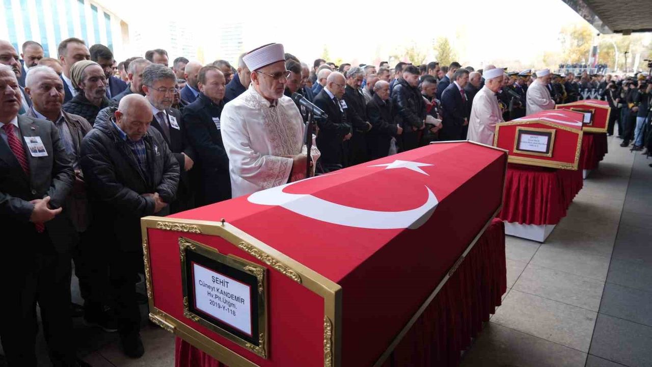 Ankara'da Gürcistan'daki uçak kazasında şehit olan askerler toprağa verildi